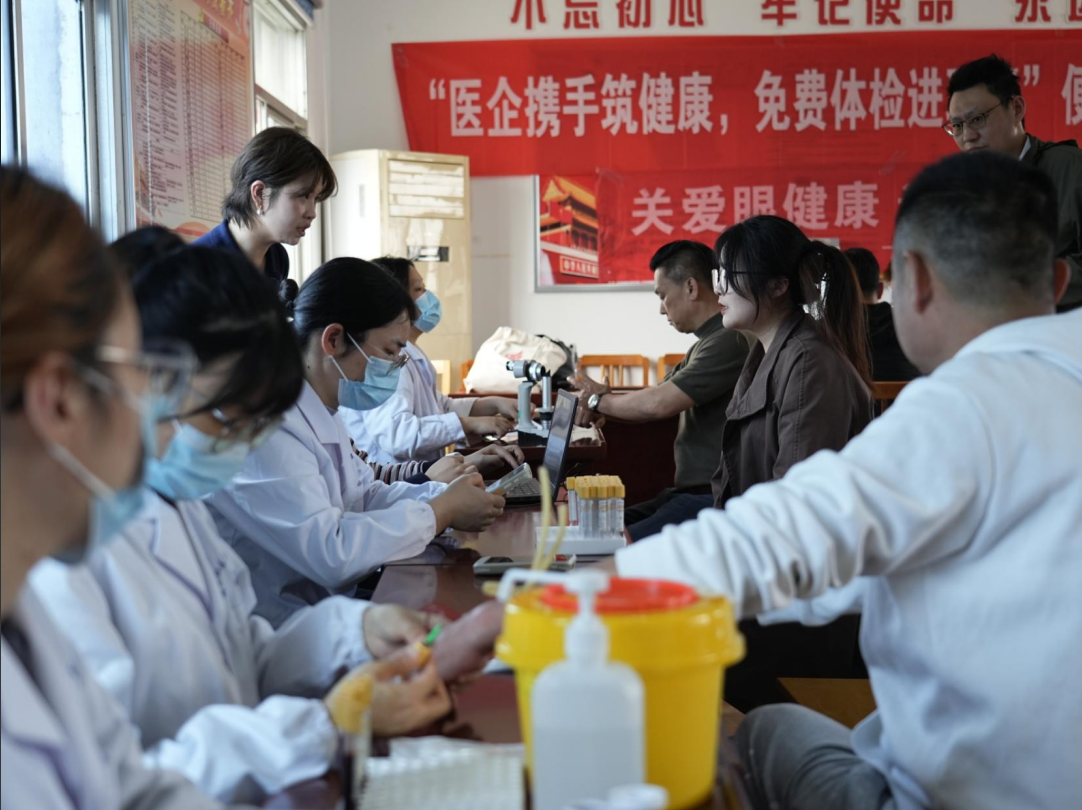医心向党筑健康，眼护职工暖民心：康复眼科医院联合多单位开展 “免费体检进职场” 公益行动
